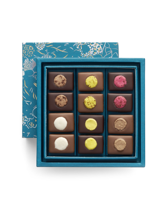 Assortiment de 12 chocolats au macaron